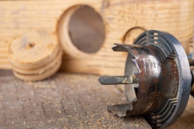 Tahta testere ve çiğ tahta. Çiğ odunlarda delikler açmak.. 