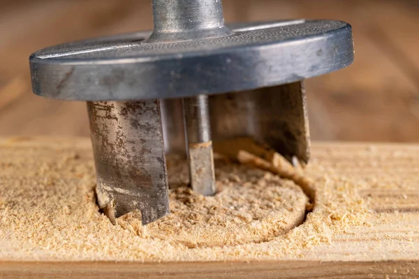 Sierra de agujero de madera y tablero crudo. Haciendo agujeros en madera cruda . —  Fotos de Stock