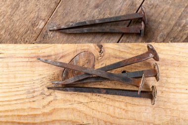 Tezgahtaki paslı çiviler. Çelik elementler eski tec ile dövülmüş