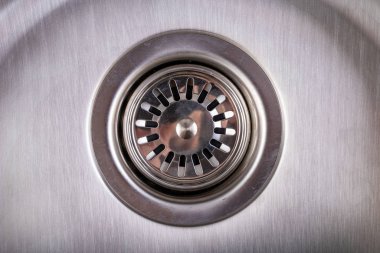 Metal mutfak lavabosunda drenaj var. Bir evde drenaj kurulumu