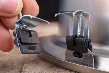 Mutfak tezgahına metal bir lavabo monte etmek için kanca. Kurulum