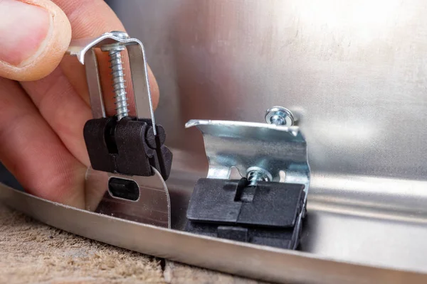 Mutfak tezgahına metal bir lavabo monte etmek için kanca. Kurulum