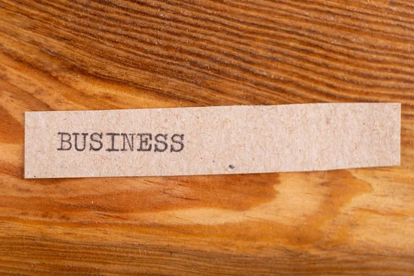 Az "üzlet" szó gépelt. A felirat egy szürke lap pa — Stock Fotó