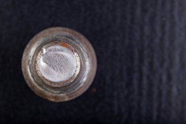 Araba tekerinin kırık tekerleği. Çalışan gemin hasarlı ögesi