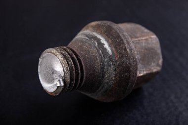 Araba tekerinin kırık tekerleği. Çalışan gemin hasarlı ögesi