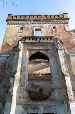 Eski saray harabeleri. Orta Avrupa 'da harap olmuş eski bir saray. 