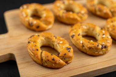 Tahtaya tuz serpiştirilmiş krakerler. Tuzlu atıştırmalık. 