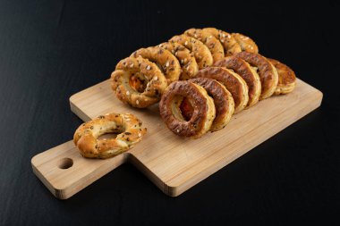 Tahtaya tuz serpiştirilmiş krakerler. Tuzlu atıştırmalık. 