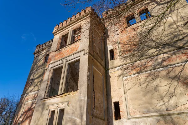 Oude paleis ruïnes. Oude verwoeste paleis in Midden-Europa. — Stockfoto
