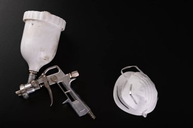 Sprey boya tabancası. Boyama aksesuarları ve koruyucu maske. 