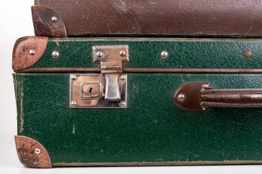 Eski yok edilmiş bavullar. Uzun yolculuklarda kullanılan bagajlar. 