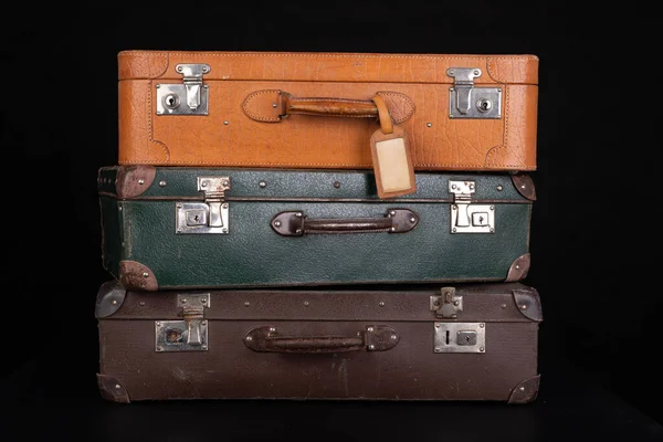 Old destroyed suitcases. Trunks used during long journeys. — Stock Photo, Image