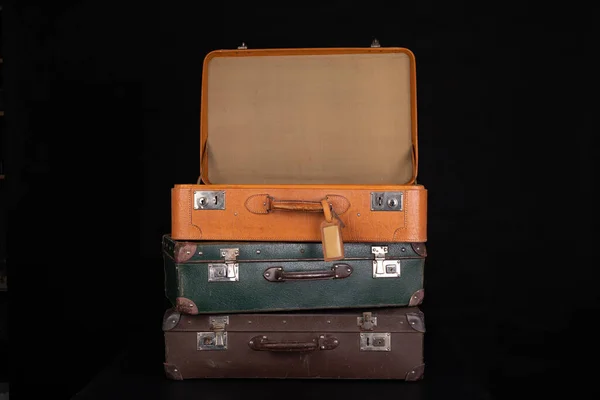 Stare zniszczone walizki. Kufry używane podczas długich podróży. — Zdjęcie stockowe