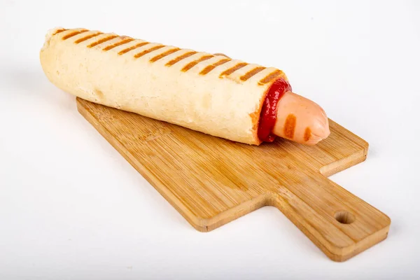 美味的法国热狗，番茄酱放在木板上。 A — 图库照片