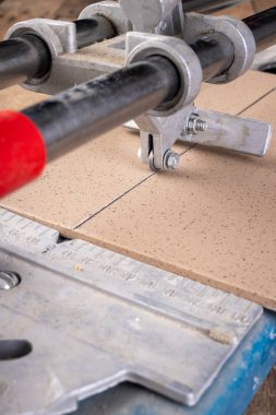 Ev atölyesinde fayans kesiyorum. Atölye masasında tadilat.