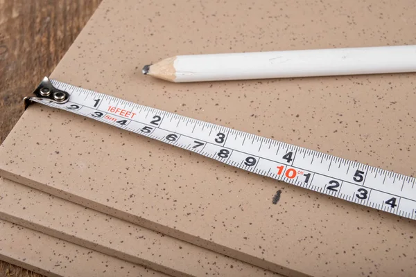 Tegels snijden in een thuiswerkplaats. Tegelwerk op een werktafel — Stockfoto