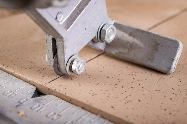 Ev atölyesinde fayans kesiyorum. Atölye masasında tadilat.