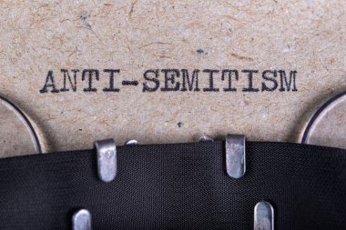 Daktilo yazı tipiyle yazılmış anti-semitizm kelimesi. Yazıt.