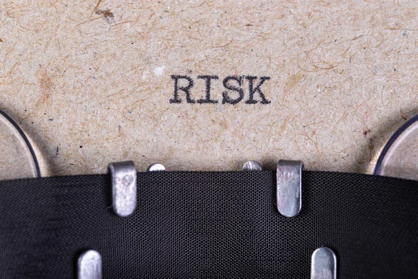 The word risk written in typewriter font. The inscription in the — 스톡 사진