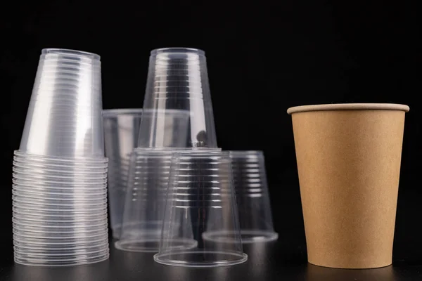 Пластик против картонных чашек. Одноразовый набор посуды на вкладке — стоковое фото