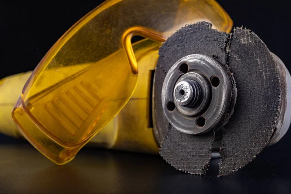 Damaged cutting disc for metal in an angle grinder. Power tools — ストック写真