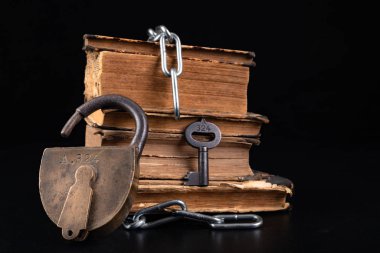 Parlak bir zincir takan eski kitaplar. Yasak edebiyat