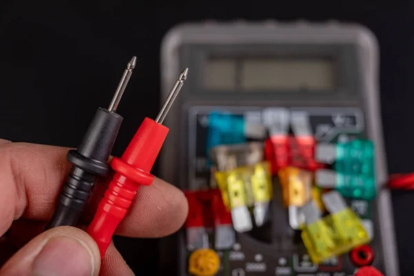 Meting van de weerstand van autozekeringen met een elektrische meter. C — Stockfoto