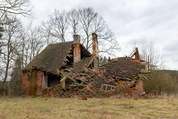 Zřícenina starého rodinného domu z červených cihel. Demolovaný hrabě — Stock fotografie