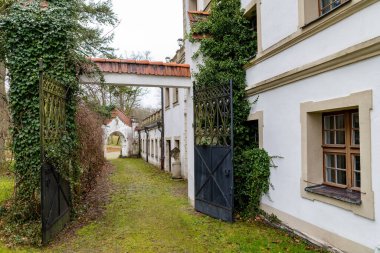 Krag, Zachodniopomorskie / Polonya - 19 Şubat 2020: Pomerania 'daki Knight' s Castle. Eski kale bir otele dönüştürüldü. Bahar mevsimi.