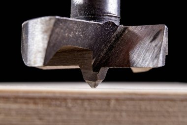 Tahta ve yonga delmek için özel matkaplar. Marangozhanede çalışmak için aksesuarlar. Siyah arkaplan.