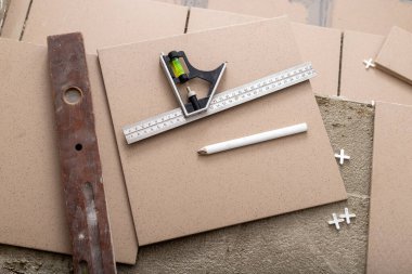 Gres fayanslarının ölçümü ve kesimi. Küçük ev geliştirme çalışmaları. Hafif arkaplan.