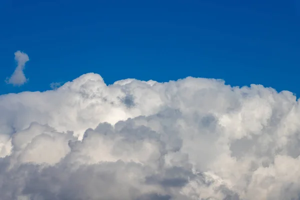 Cumulus Awan Pada Latar Belakang Langit Biru Tutup Awan Besar — Stok Foto