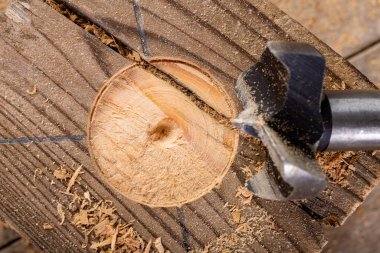 Çiğ ahşap sondajı. Büyük delikler için matkap ucu. Yer - marangozluk atölyesi.