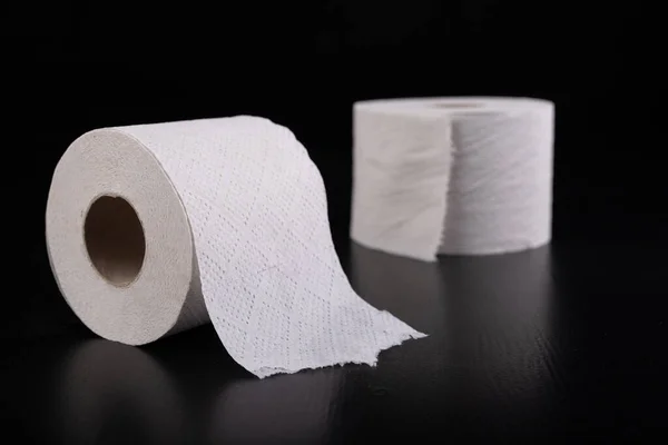 Белая Туалетная Бумага Темном Столе Статьи Ежедневной Гигиены Чёрный Фон — стоковое фото