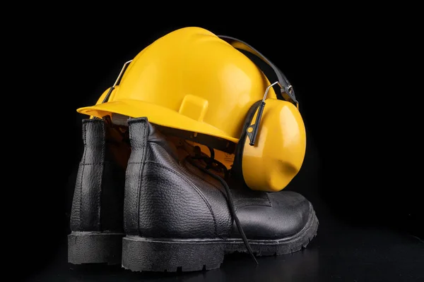 Защитный Шлем Рабочие Ботинки Рабочая Одежда Рабочего Темный Фон — стоковое фото