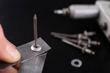 İki metal levha sürükleyici. Çeliği perçinlerle bağlamak. Koyu arkaplan.