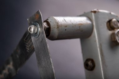 İki metal levha sürükleyici. Çeliği perçinlerle bağlamak. Koyu arkaplan.