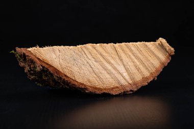 Bir parça ahşap. Karanlık bir masada çiğ tahta. Koyu arkaplan.