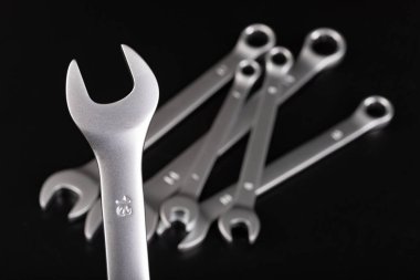 Vidaları sökmek için atölye anahtarı. Atölyede tamirat yapan tamirciler için aksesuarlar. Koyu arkaplan.