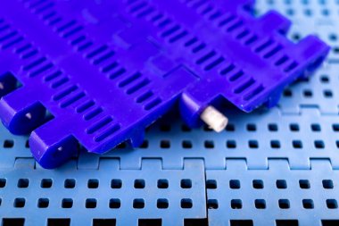 Plastik modüler kemer. Gıda endüstrisi için aksesuarlar. Koyu arkaplan.