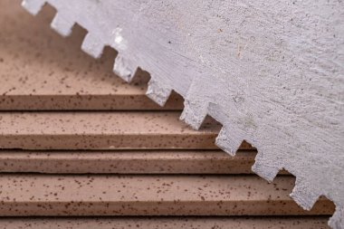 Döşeme için taraklı sanayi fayansları ve malalar. İnşaat işçileri için aksesuarlar. Atölye - Atölye.