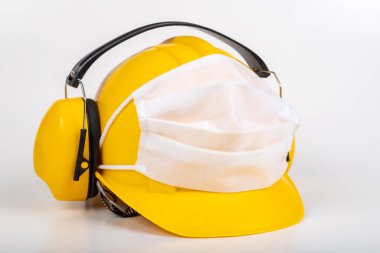 Koruyucu kask ve grip maskesi. Veba sırasında aksesuar yapmak. Hafif arkaplan.