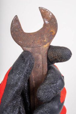 Atölye anahtarı el ele tutuştu. İş eldiveni verin. Hafif arkaplan.