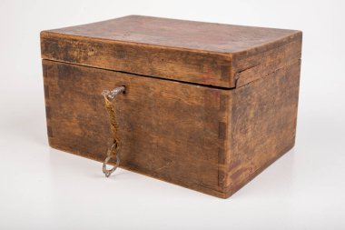 Eski ahşap çanta ve küçük anahtar. Gizemli bir ahşap kap. Hafif arkaplan.