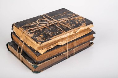 Jüt sicimle bağlanmış eski kitaplar. Arşiv için hazırlanmış eski yayınlar. Hafif arkaplan.