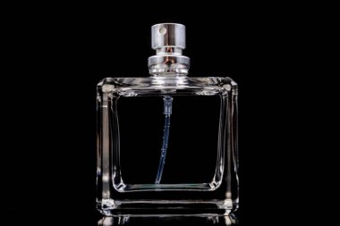 Dezenfeksiyon için alkol şişesi. Virüsler ve bakteriler için öldürücü madde. Koyu arkaplan.