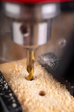 Profesyonel aletlerle ahşabı delmek. Yedek matkap üzerinde çalış. Atölye.