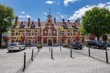 Starogard Gdaski, pomorskie / Polonya-Mayıs, 21, 2020: Küçük bir kasabanın pazar meydanındaki eski apartmanlar. Orta Avrupa 'daki şehir merkezi. Bahar mevsimi.