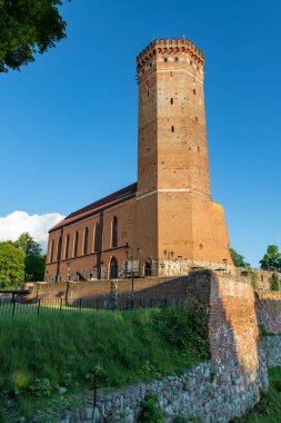 Czluchow, pomorskie / Polonya - 26 Mayıs 2020: Orta Çağ 'dan kalma Alman kalesinin eski kulesi. Orta Avrupa 'da kırmızı tuğla bina. Bahar mevsimi.