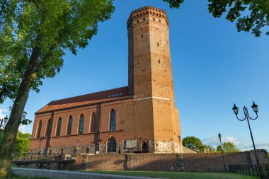 Czluchow, pomorskie / Polonya - 26 Mayıs 2020: Orta Çağ 'dan kalma Alman kalesinin eski kulesi. Orta Avrupa 'da kırmızı tuğla bina. Bahar mevsimi.